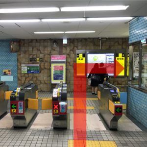 ①大阪メトロ谷町線中崎町駅改札口（改札は一つ）を出て右に曲がって、④番出口を目指します。