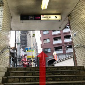 ③階段を昇って④出口に到着です。出口を出てそのまま真っ直ぐ進みます。
